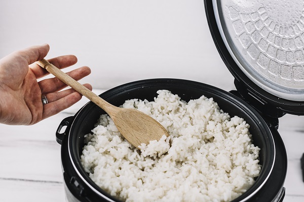https://smartchoicesprogram.com/crop-hand-picking-rice-from-steamer.jpg